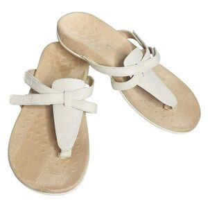 Vionic Karley T Strap Sandals in Wavy Cream